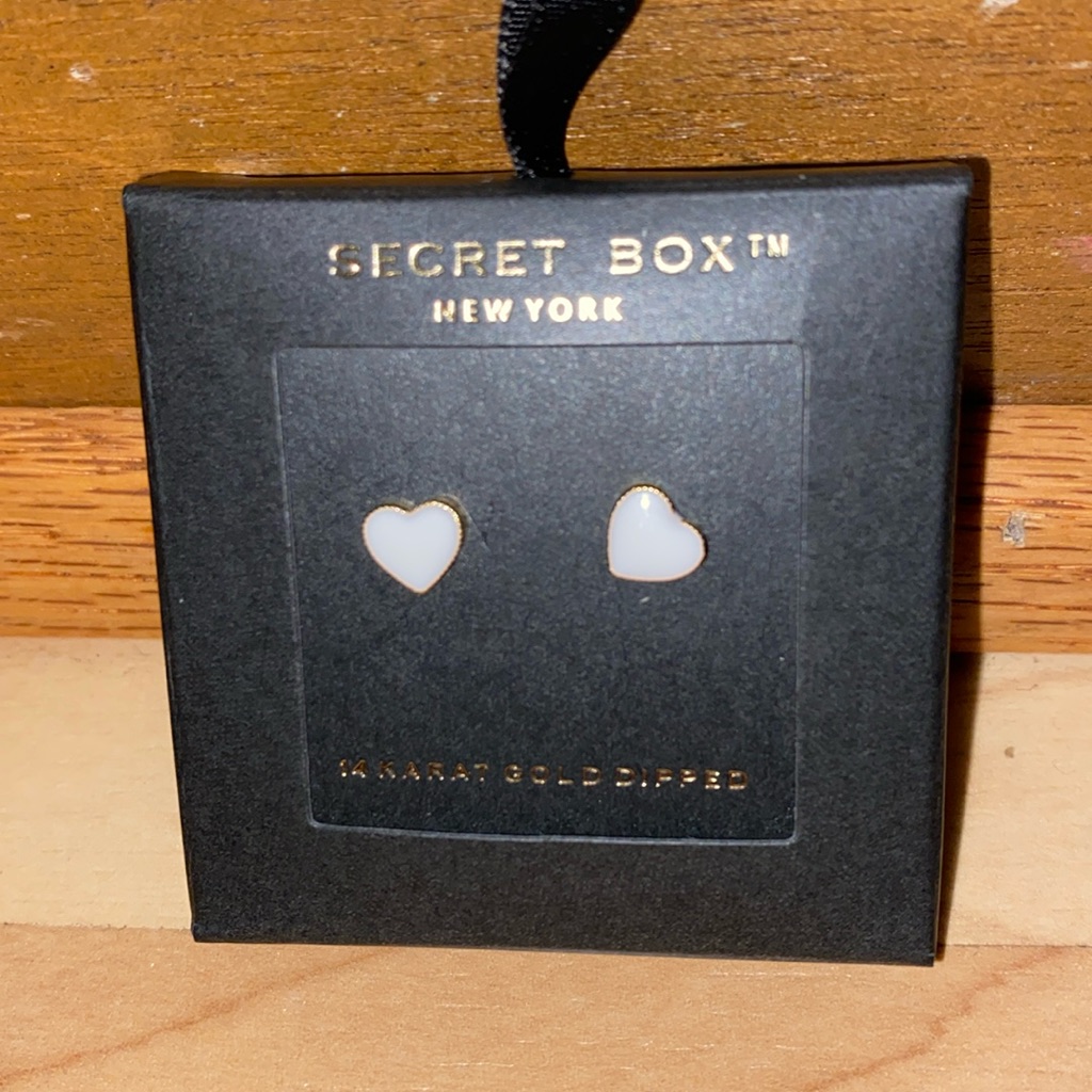Brand New Girls Heart Earrings 14 Karat Gold Dipped Nib Smoke Free Home Brand New Girls Heart Earrings 14 Karat Gold Dipped Nib Smoke Free Home